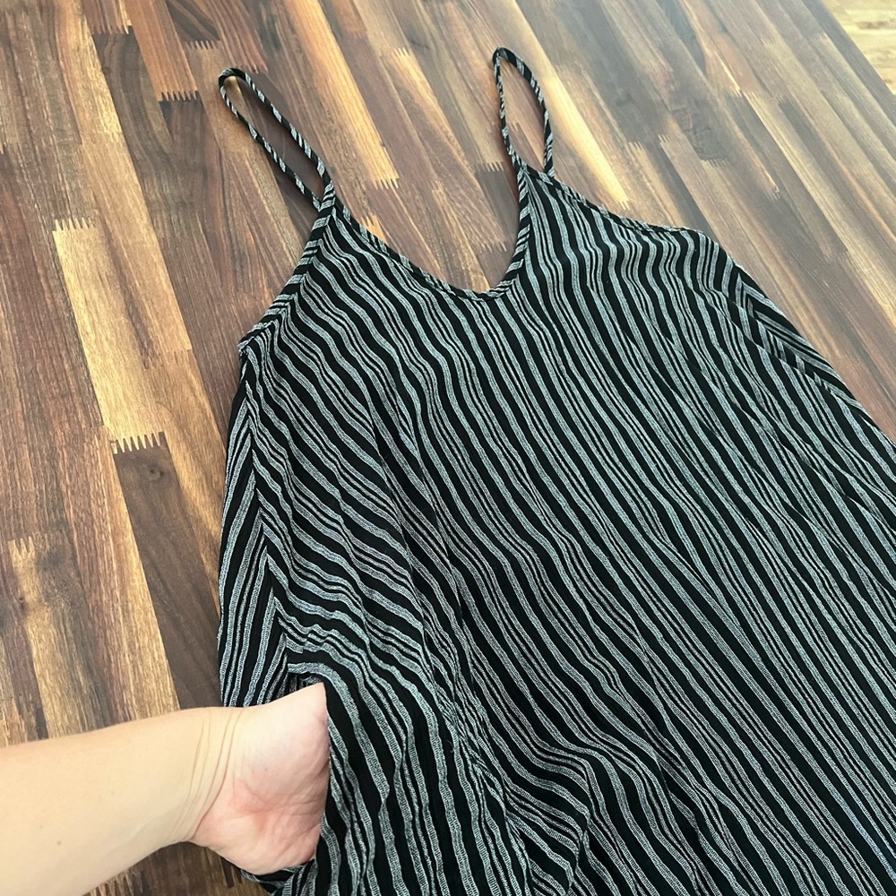 Adorably flowy black &white striped maxi dress with pockets!